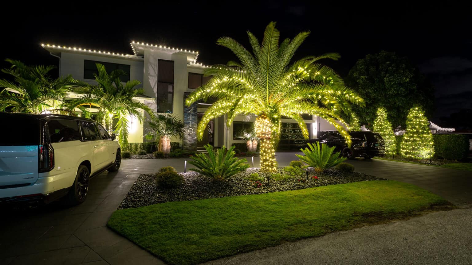 Holiday lighting company installing roofline lights in Lighthouse Point FL
